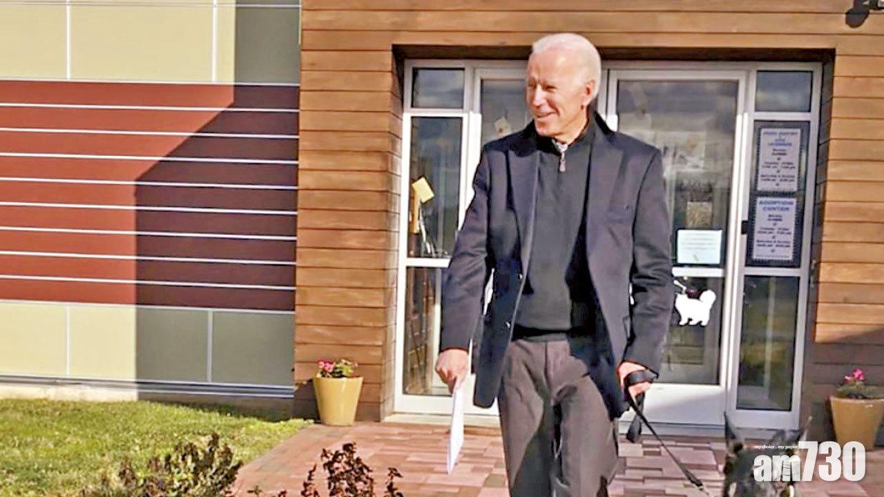 與愛犬玩到忘形 拜登滑倒致腳掌骨裂 傷勢輕微