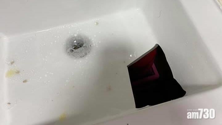 【網上熱話】洗杯跣手跌爆洗手盤　網民不解：點解要公仔麵