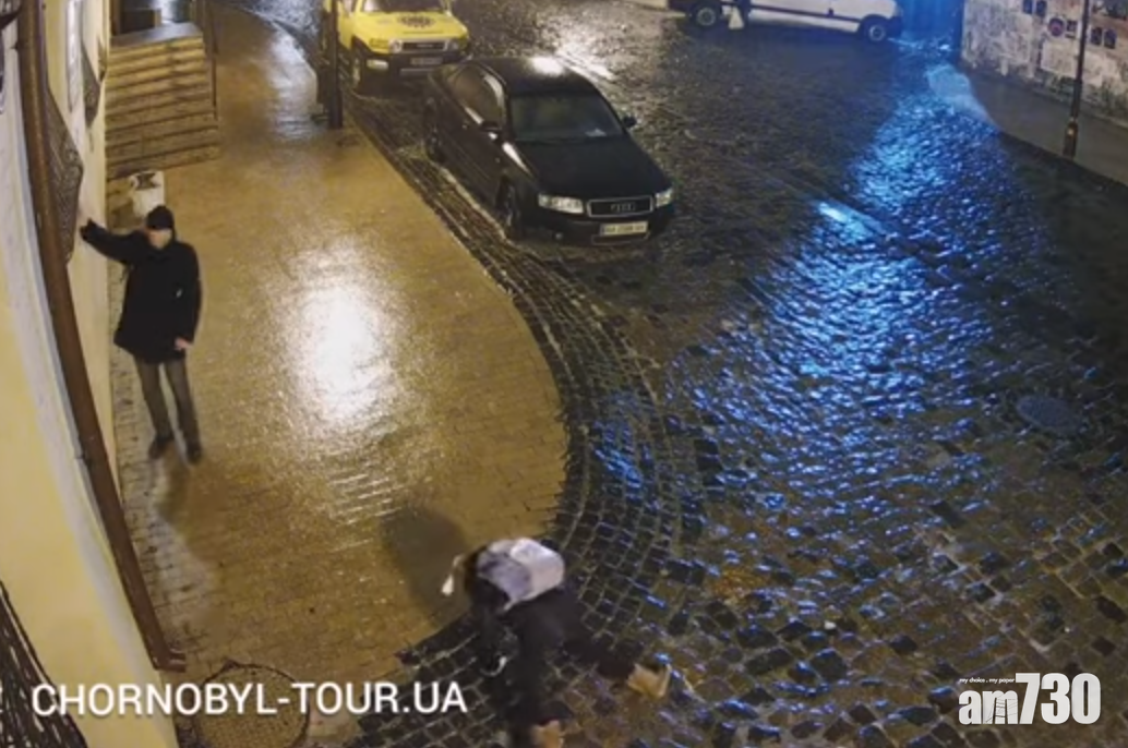 【慘慘豬】烏克蘭街道結冰如溜冰場  9歲女孩跣倒40次屢敗屢戰(有片)