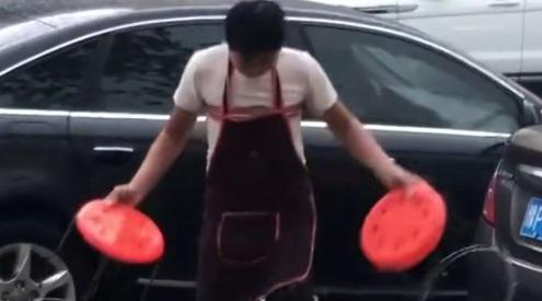 【網上熱話】飯店外有「水氹」？店家一招免食客濕腳