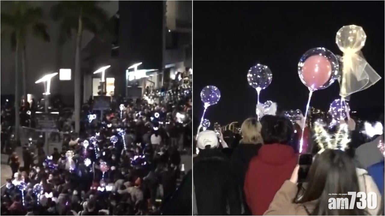 除夕大批市民到尖沙咀海旁倒數慶祝