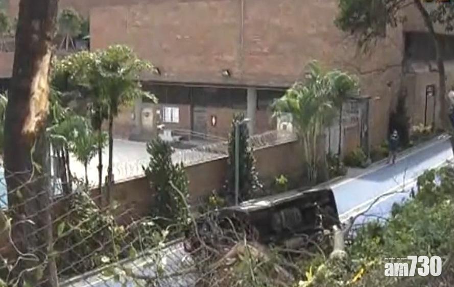 客貨車衝入理大翻側　2人受傷送院