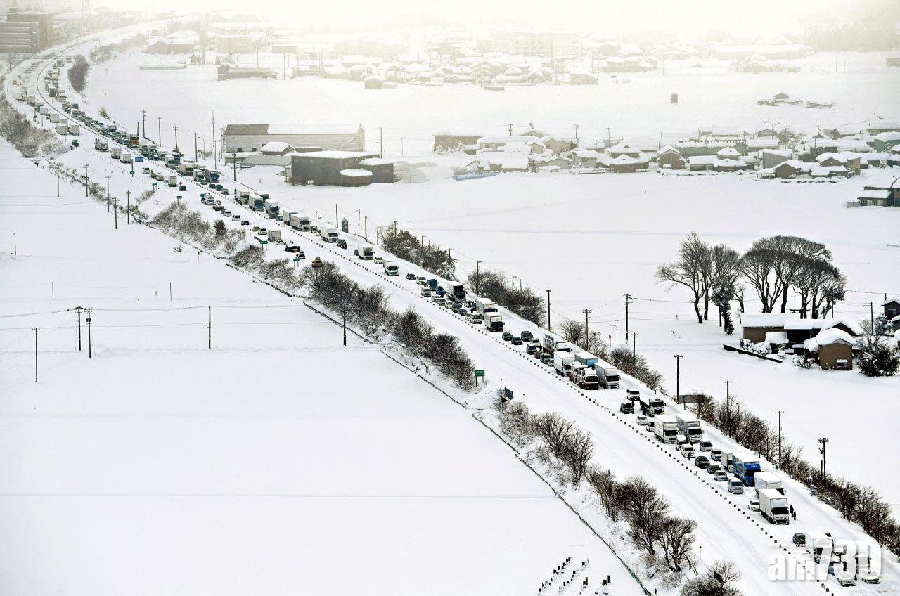 逾1000汽車被困 暴雪襲日本 8死277傷