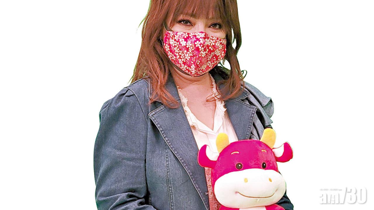 入行50年首次唱賀年歌 露雲娜著牛服迎新禧