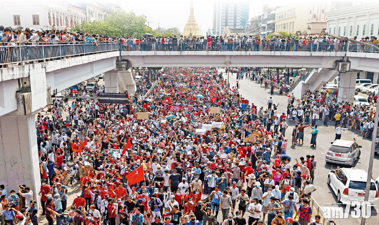 遍地開花 緬甸多地示威反軍事政變 警察鳴槍驅散
