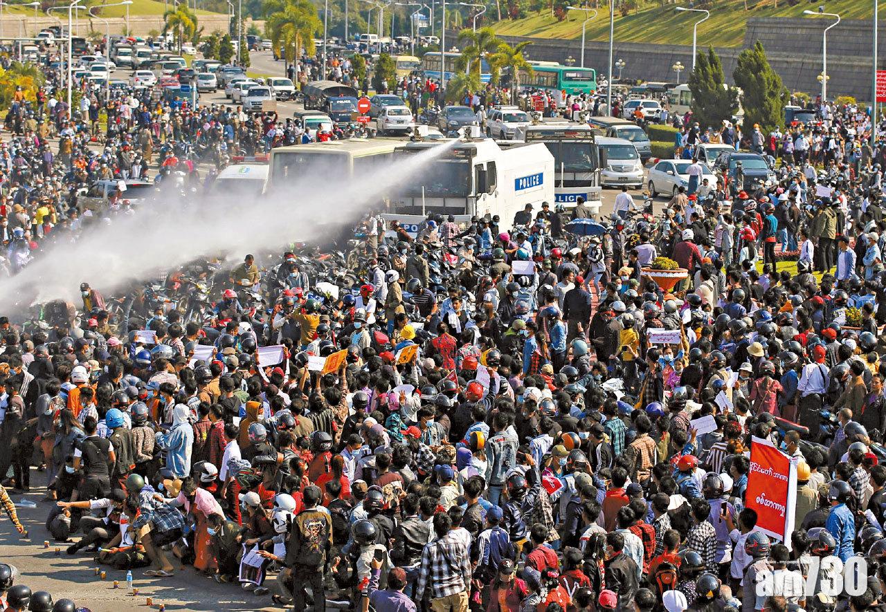 抗議政變 緬甸連續3天現示威 水炮驅示威者
