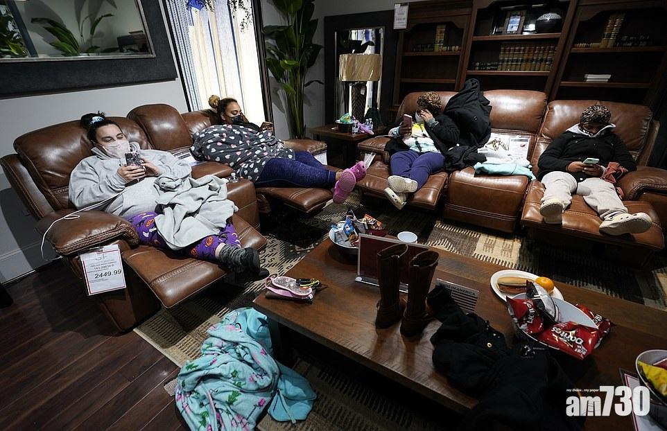 寒流侵襲｜美嚴寒增至26死 德州逾30年最凍傢俬舖開放讓民眾取暖