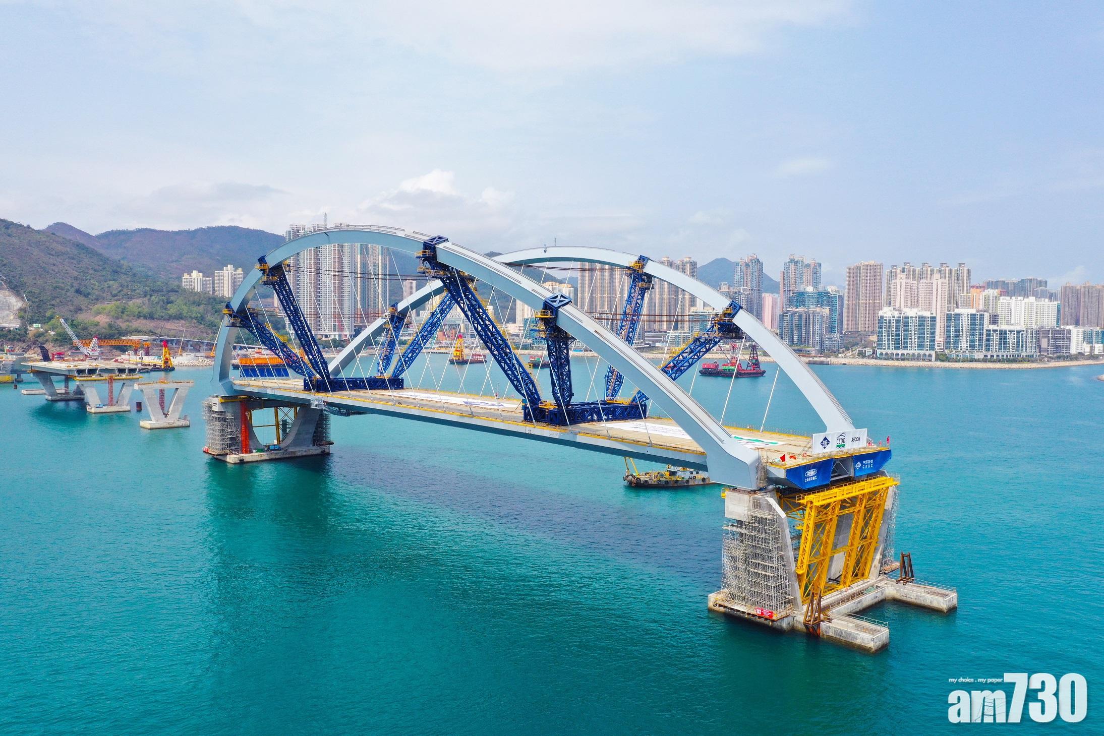 將軍澳跨灣連接路｜港首用浮托法建橋　重逾萬噸雙拱鋼橋完成安裝　　