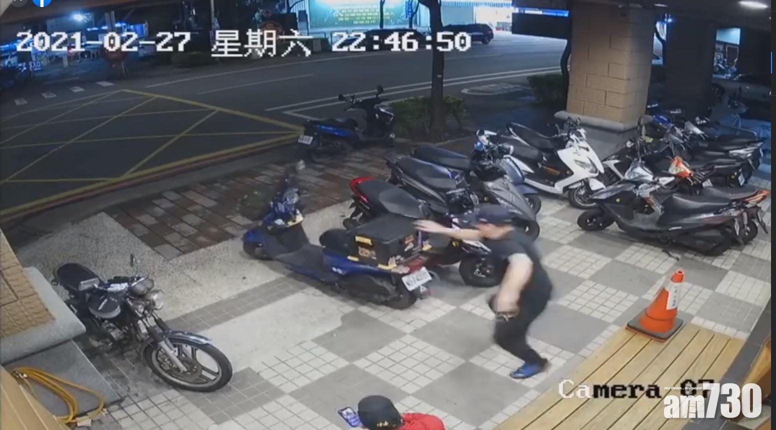 網上熱話｜借力拉筋險推倒電單車 網民：反應很快