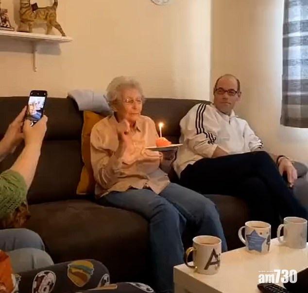 坦率｜英老婦生日吹蠟燭說出願望  家人嚇窒兼爆笑(有片)