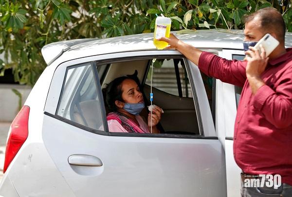 新冠肺炎｜疫情失控民眾自救  印度黑市氧氣樽炒貴10倍