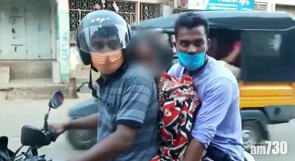 新冠肺炎｜醫療系統崩潰無救護車  印度兄弟一前一後夾著母親遺體往火化