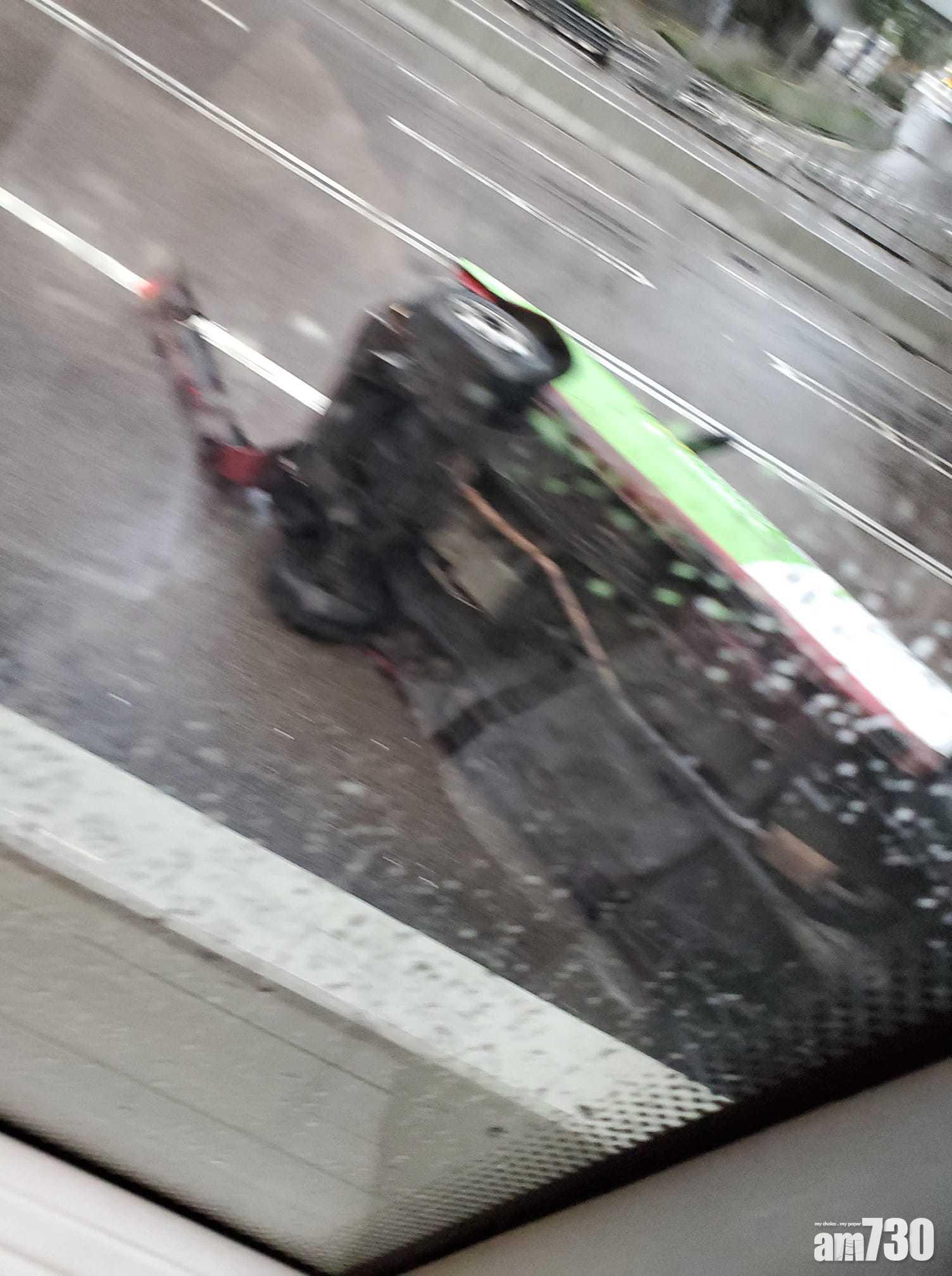 金鐘夏愨道的士翻側 司機乘客一度被困