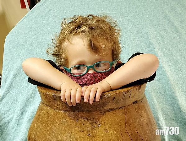 有驚無險｜2歲奀皮仔身體塞入木桶被困  老竇連人帶桶捧往醫院