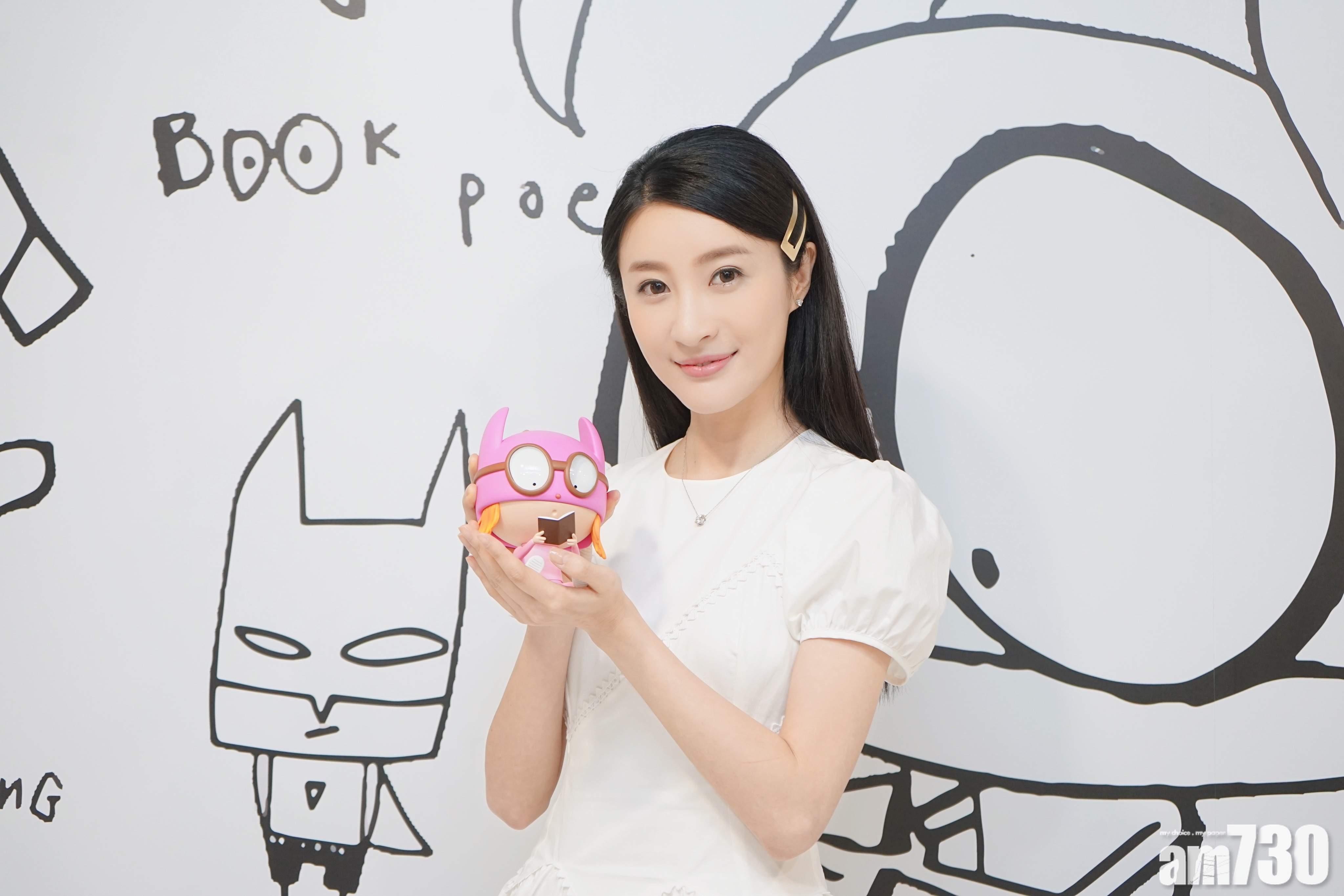 林夏薇孖老公踩過界 搞潮物展覽做導覽員