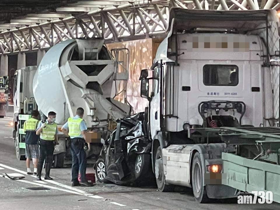 屯門公路3車串燒　田螺車拖頭夾私家車