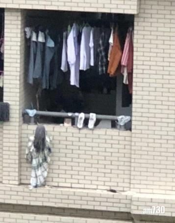 網上熱話｜對面屋似有小孩站窗外   網民︰有點嚇人 有點好笑