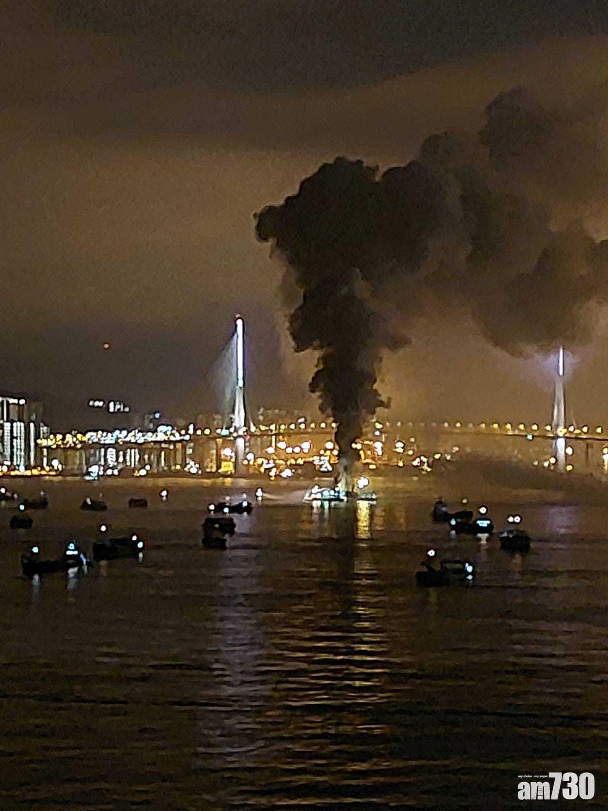 更新｜昂船洲金屬廢料貨船起火  多區有濃烈「怪味」  消防籲居民暫關窗