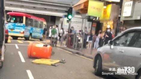 6.12兩周年│警譴責旺角黑衣人士垃圾桶雜物堵路