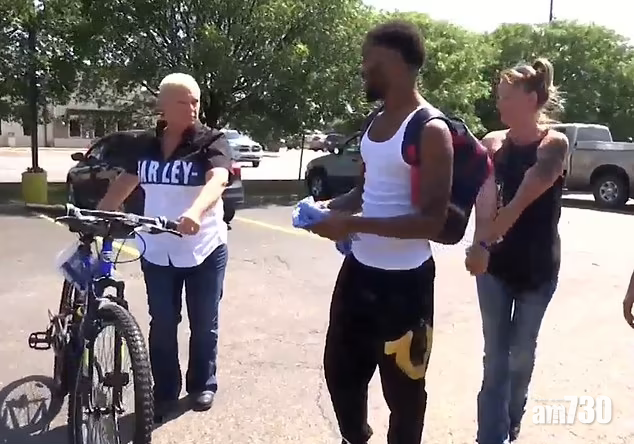 好人好事｜美漢步行27公里路往返工作  好心人贈新單車兼獲捐36萬善款買車