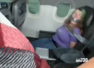 大鬧機艙｜圖打開機門咬人  女乘客遭用粗膠紙綑綁座位上兼封口