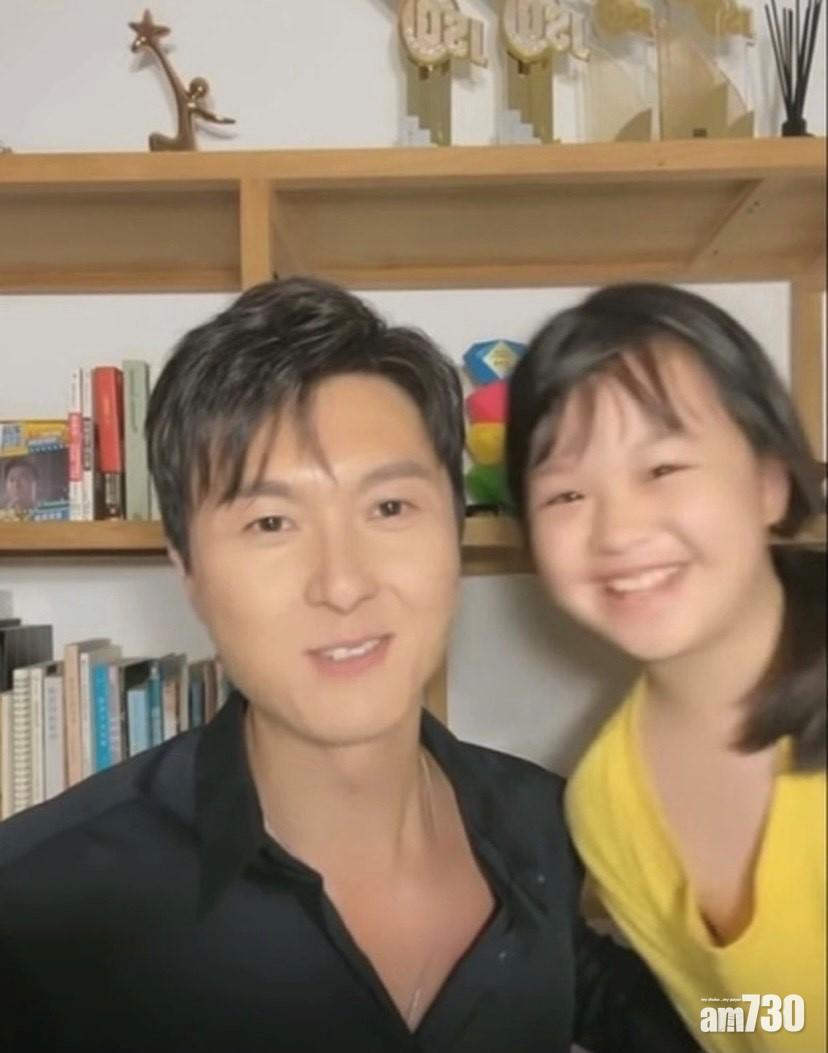 激罕同框｜王浩信孖9歲囡囡網上直播