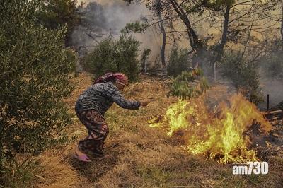 土耳其山火｜被困男子與友人駕車在火海尋生路 驚險萬分(有片)