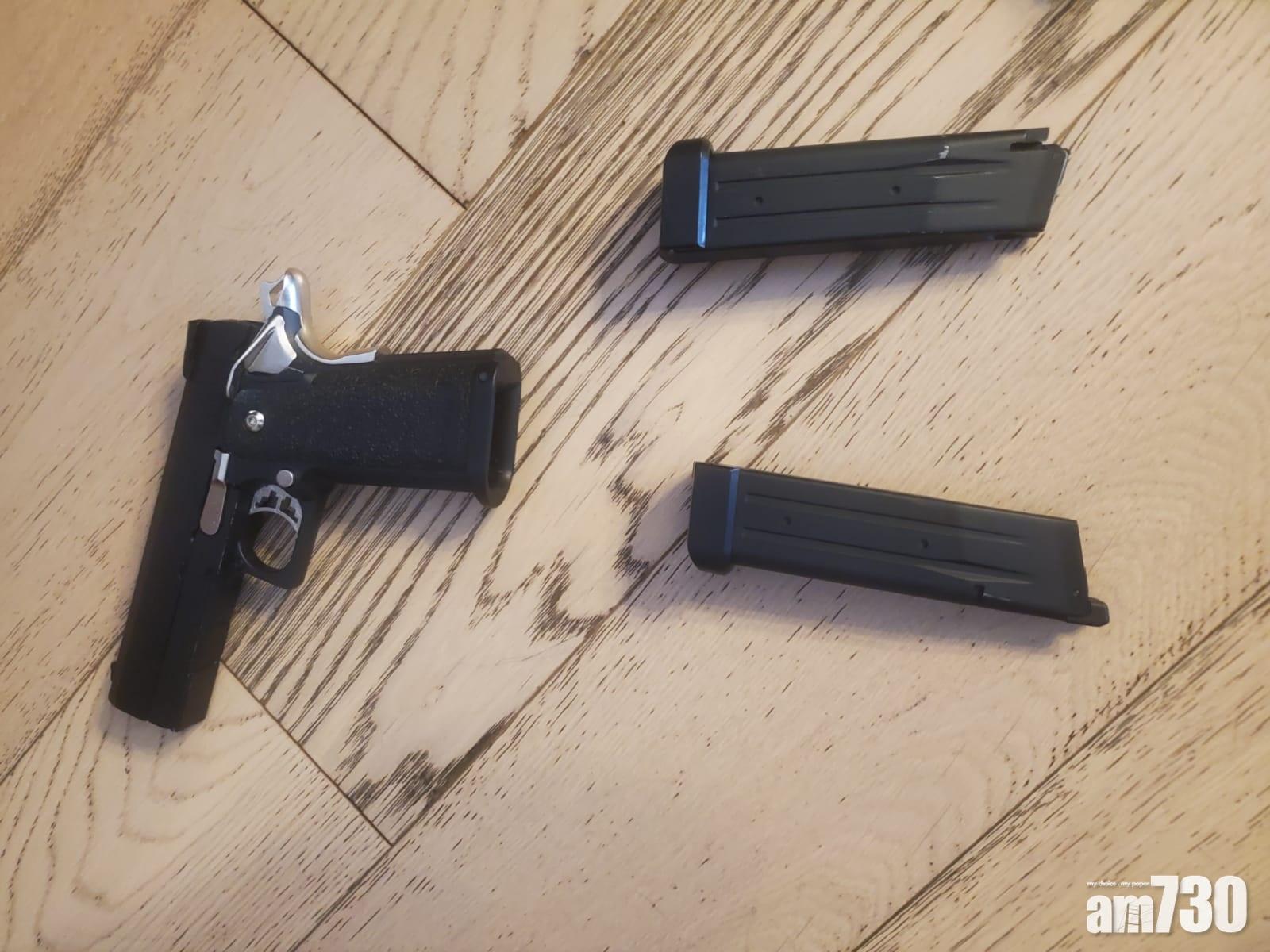 荷槍實彈搜捕東涌站疑持槍者　警拘16歲少年檢兩氣槍