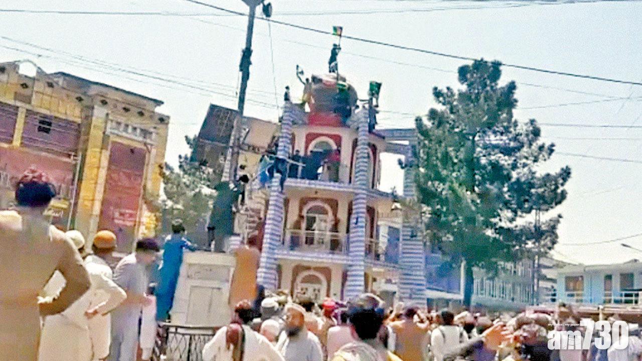 阿富汗變天 賈拉拉巴德民眾示威  拆塔利班旗遭槍擊3死12傷