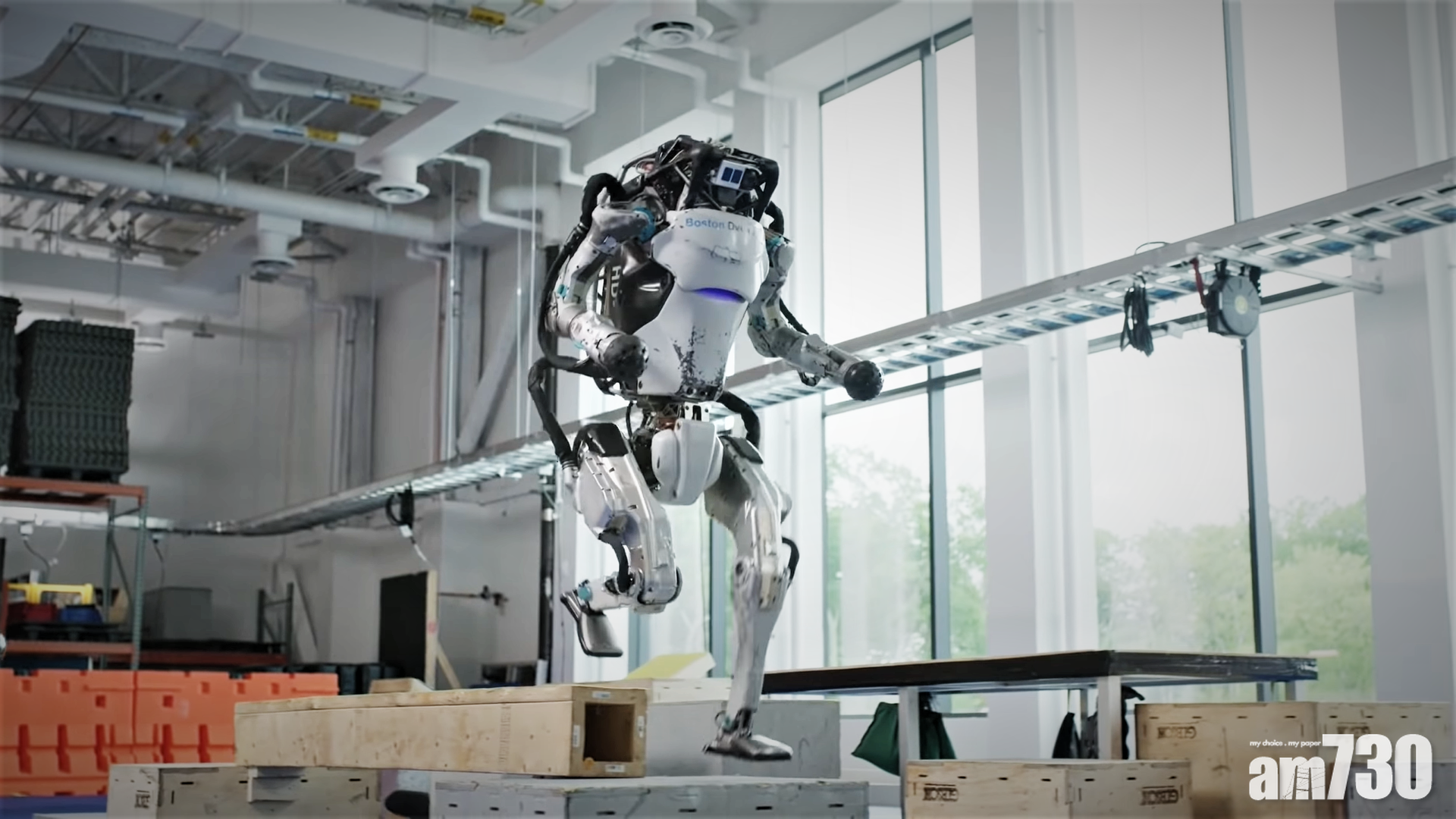 Boston Dynamics秀出不輸蝕人類的酷跑技巧