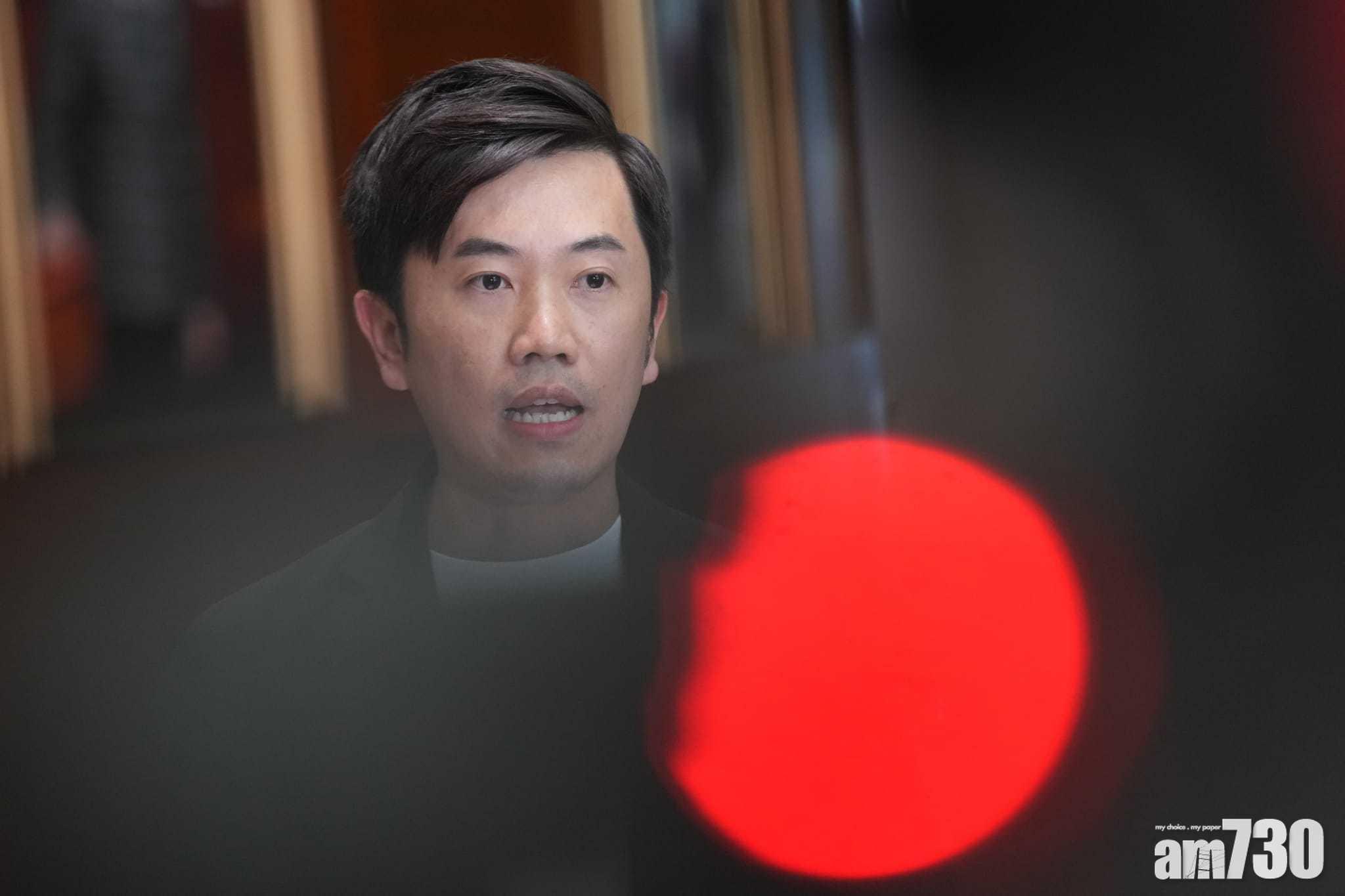 鄭松泰當年倒插國旗惹爭議　去年獲港澳辦讚留任履職