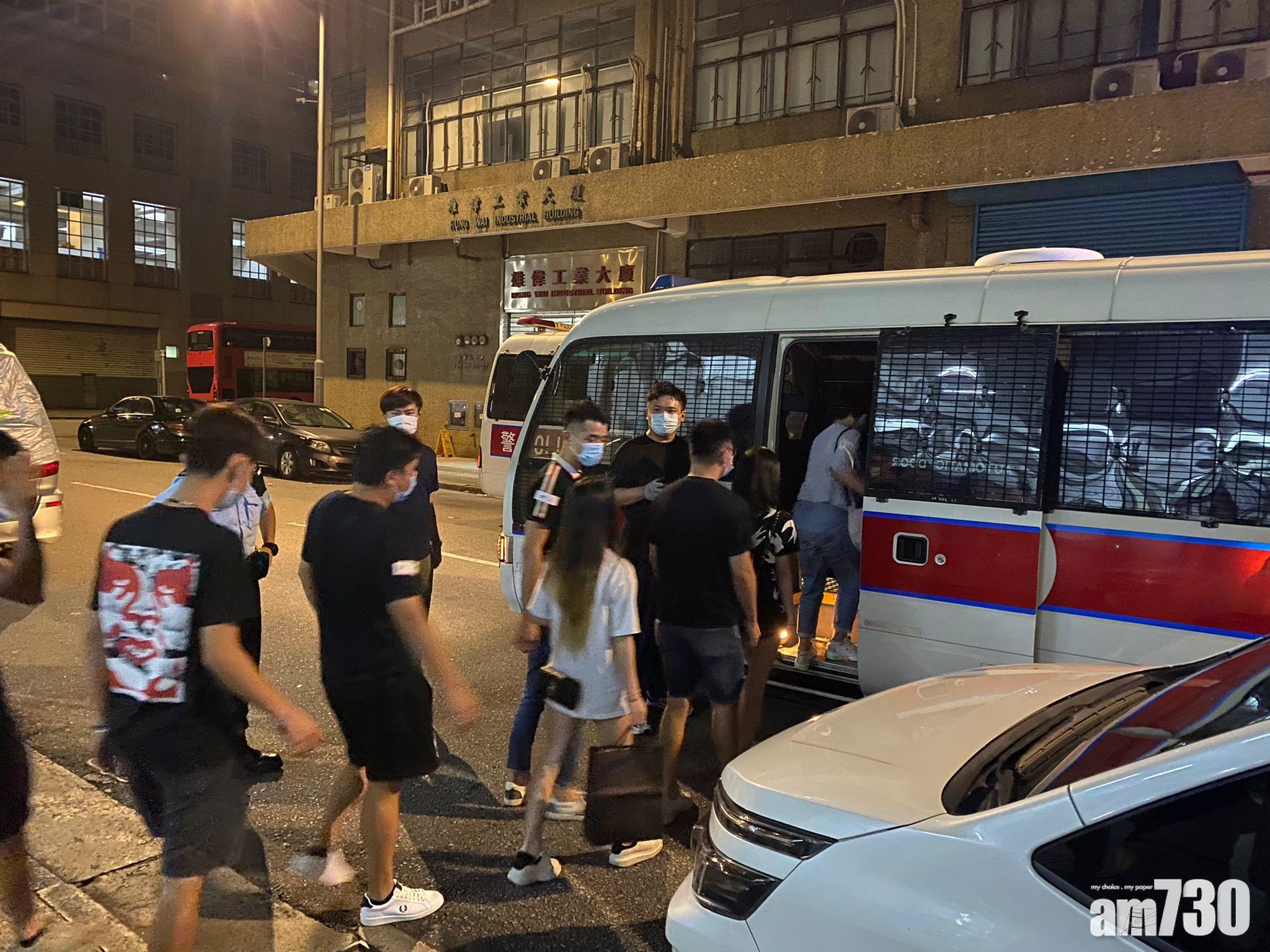 警方元朗打擊無牌工廈酒吧   拘14男女  