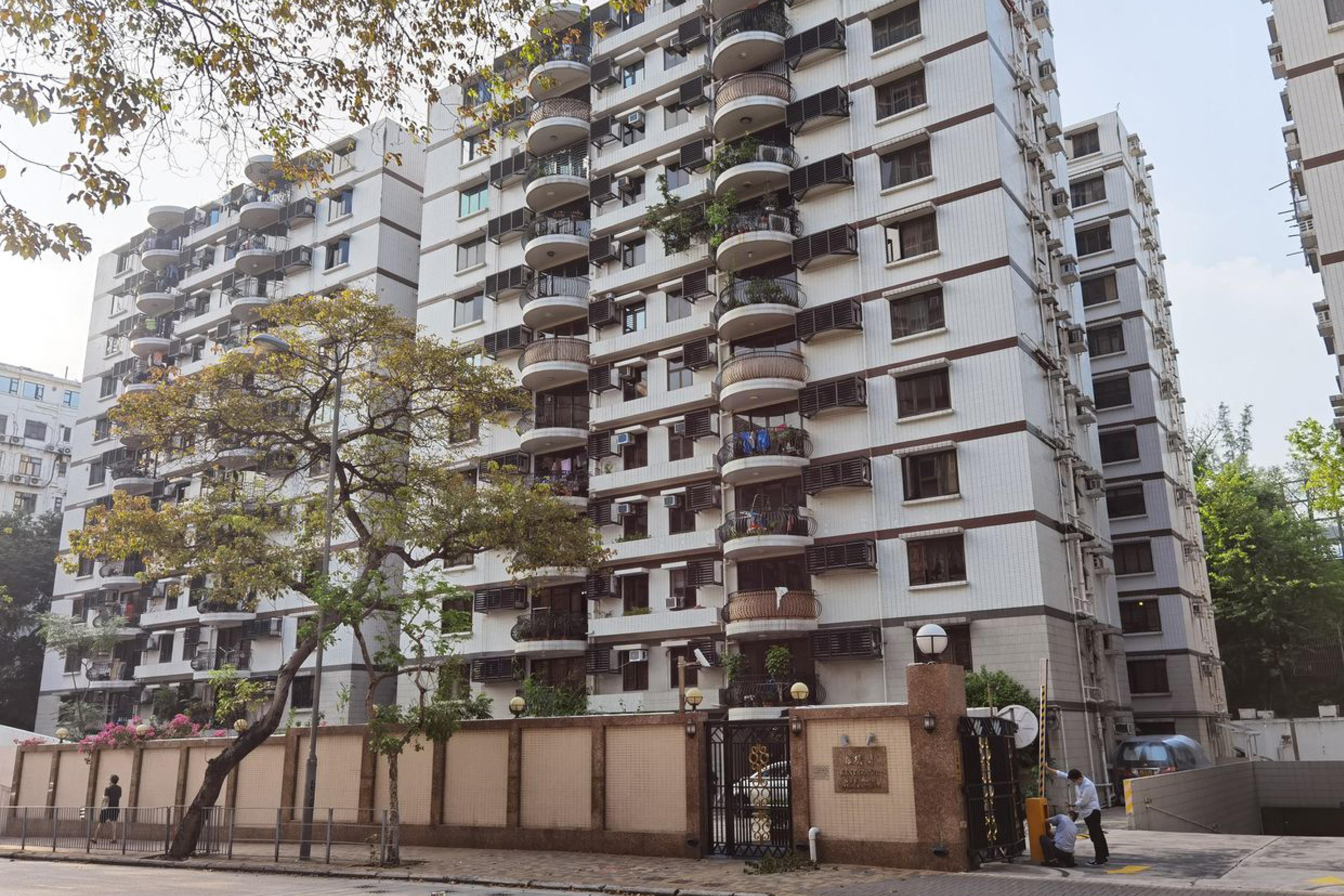 新冠肺炎｜港增5打齊針輸入均帶變種　兩男赴英確診潛伏期居港豪宅