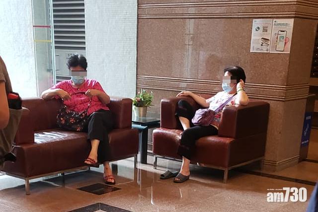 網上熱話｜大熱天時住宅大堂打躉吹水　網民：除鞋真係唔OK