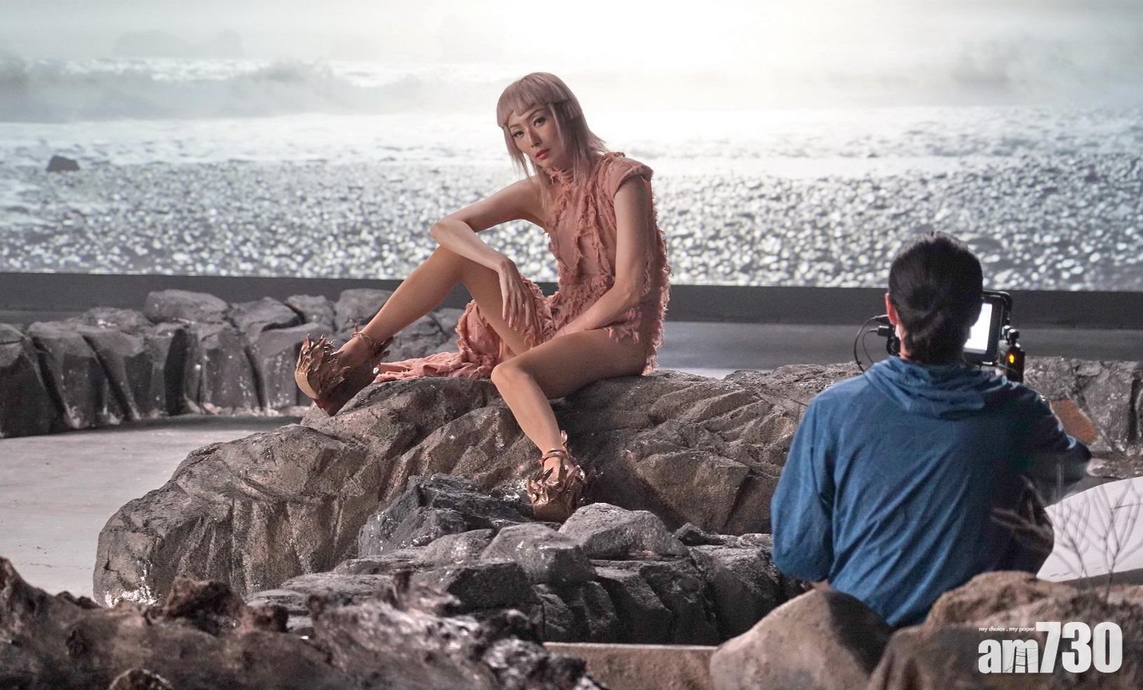 鄭秀文自薦化身泥人跳現代舞   新歌《無人島》MV 展現愛情角力