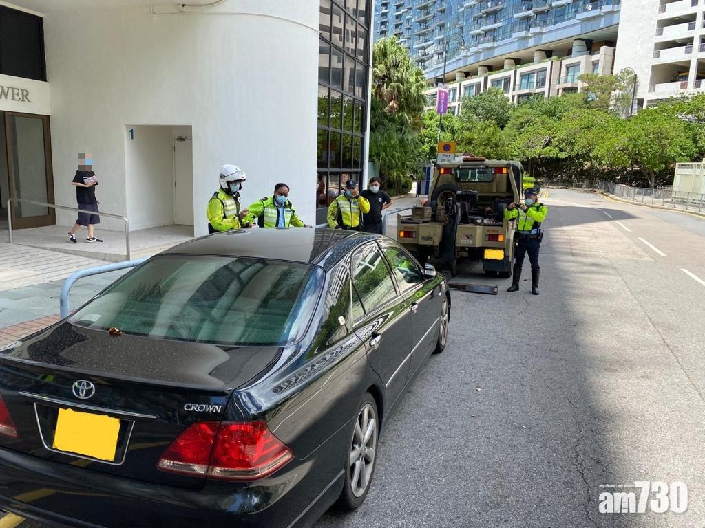 警方海洋公園水上樂園外打擊違泊 連日發出逾240張「牛肉乾」拖走4車