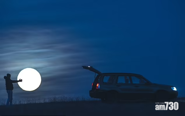 搞鬼  男子策劃2年成功「捕捉」月亮搬上車