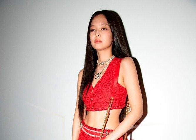 Jennie紅衣撈女打扮睇CHANEL show