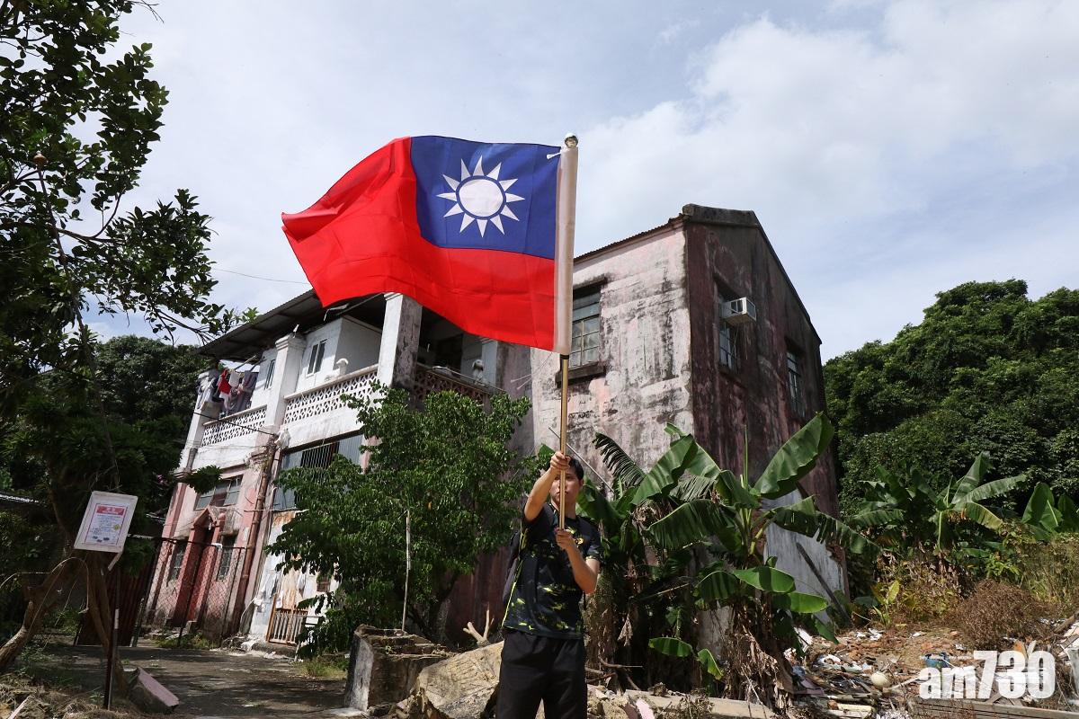 雙十節丨 有市民帶青天白日旗到屯門紅樓遭截查