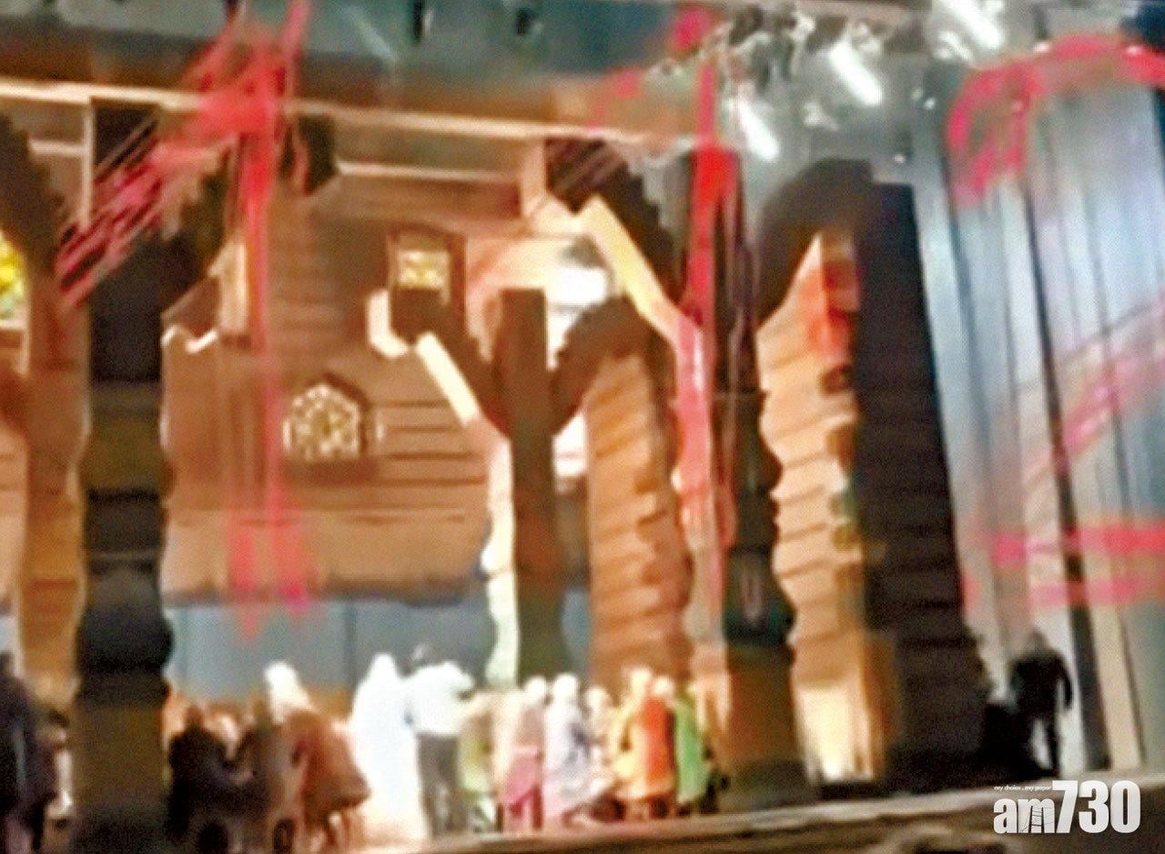 觀眾以為做緊戲 俄演員走錯位遭布景壓死