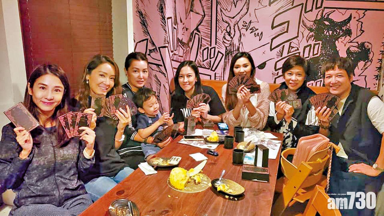 黃𨥈瑩手抱男孩出席聚會