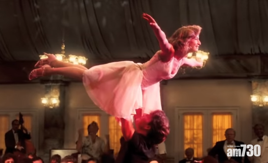 女子重演《辣身舞》經典一幕  遭舞伴拉脫連身裙只剩底衫褲墮地(有片)