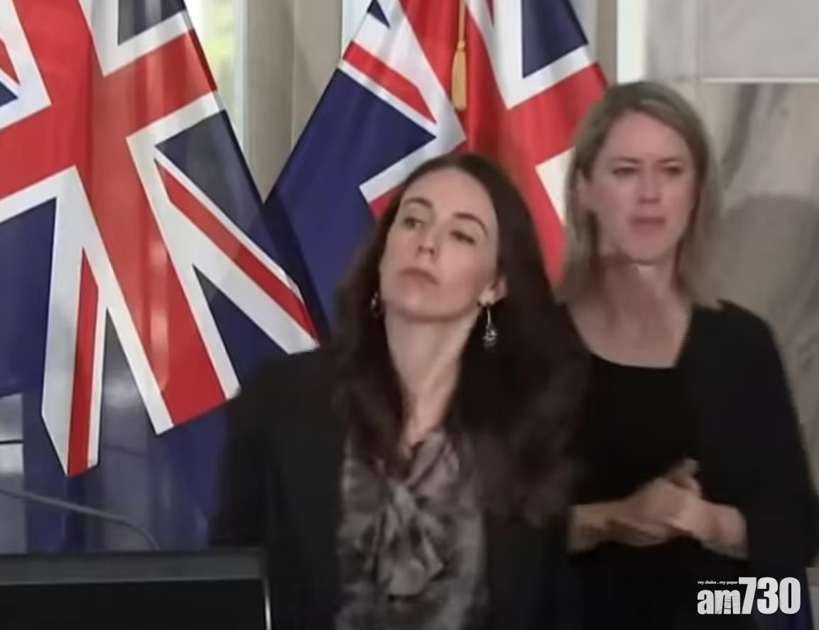 有片｜新西蘭總理撞開手語傳譯員遭怒睥  網民鬧佢欺凌但實情係……
