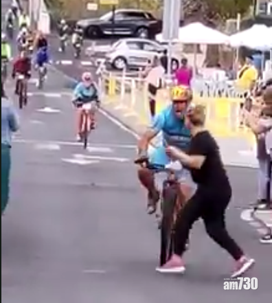 有片｜女觀眾突行入賽道  單車手衝終點炒車傷頭