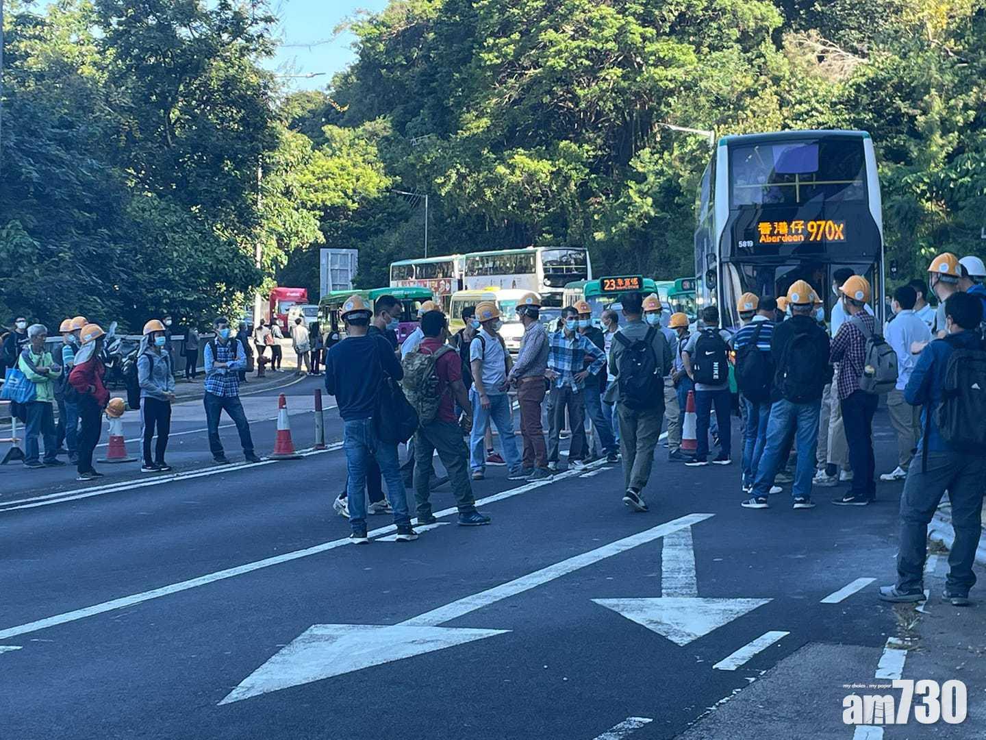 薄扶林道約百工人堵路抗議　瑪麗醫院：涉主承建商與分判商解約