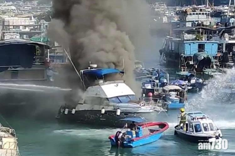 香港仔避風塘遊艇起火　半小時救熄無人傷亡