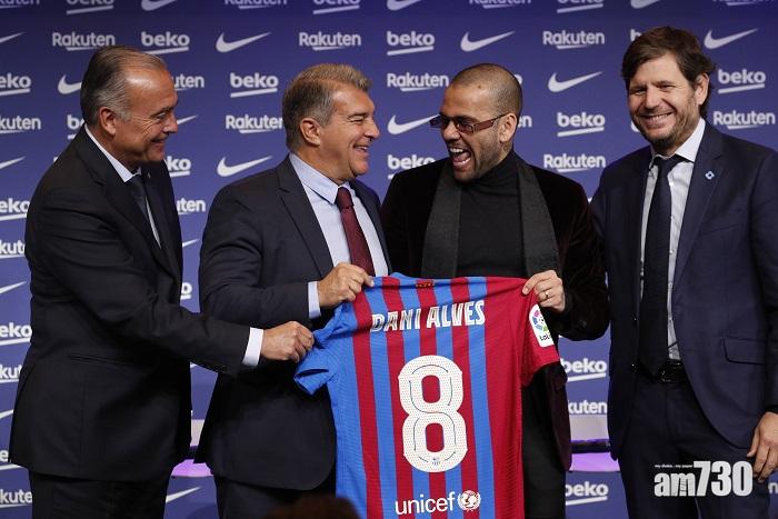 西甲︱艾維斯人字拖出席巴塞歡迎會　會長不排除美斯小白回歸