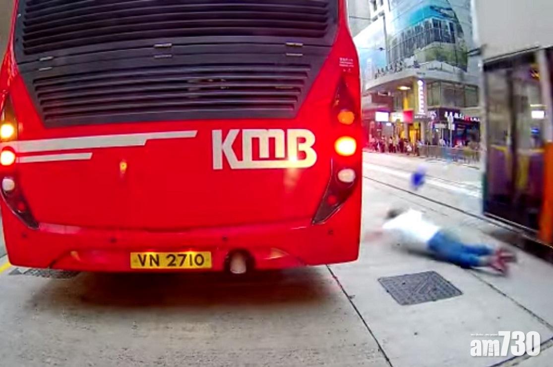 車Cam直擊｜外籍男中環攝車罅只望一邊　新巴駛至瞬即被撞飛