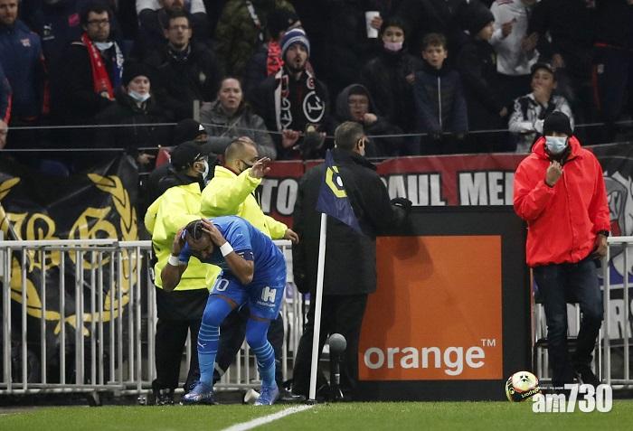 有片︱馬賽皮耶又畀人掟水樽　法甲對里昂比賽腰斬