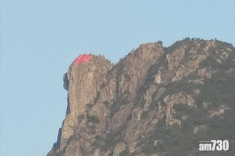 大型國旗懸掛獅子山頂　警到場前已收回